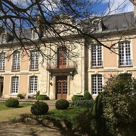 Hotel Des Tailles モルターニュ・オー・ペルシュ エクステリア 写真